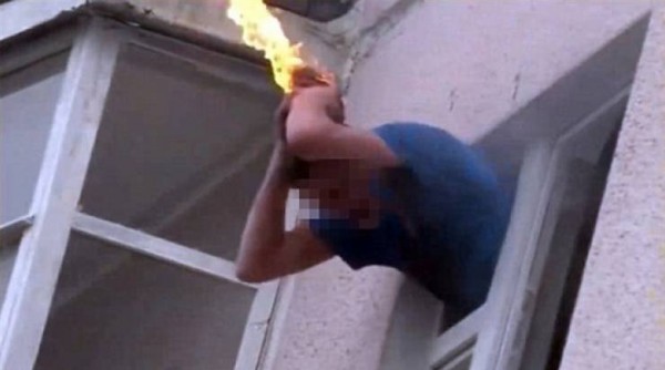 فيديو| لحظة إنقاذ رجل اشتعلت النيران في رأسه!!
