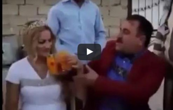 شاهد: عريس يسكب الشربات على عروسه