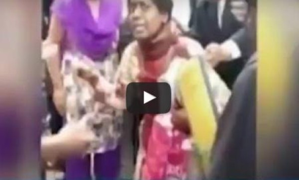 شاهد: رجل يقطع حنجرة زوجته أمام القاضي