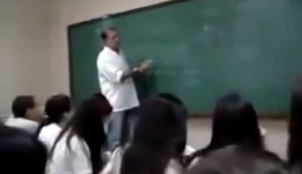 أستاذ يصدم تلميذة بتصرف غريب .. يحصد 2 مليون مشاهدة