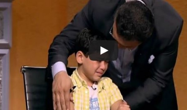 عمرو الليثي يقبل رأس طفل مريض بالهيموفيليا
