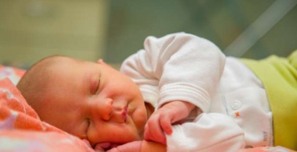 هل اللمبة النيون فعالة لعلاج الصفراء عند الرضع؟