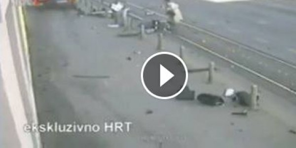 ردة فعل بطولية و "طبيعية" من أب حين رأى سيارة قادمة باتجاهه وطفله