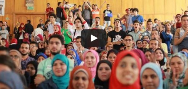 حازم إمام يحتفل بعيد ميلاده برفقة طلاب جامعة عين شمس