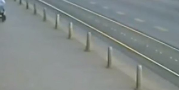 شاهد كيف أنقذ أب طفله من حادثة خطيرة