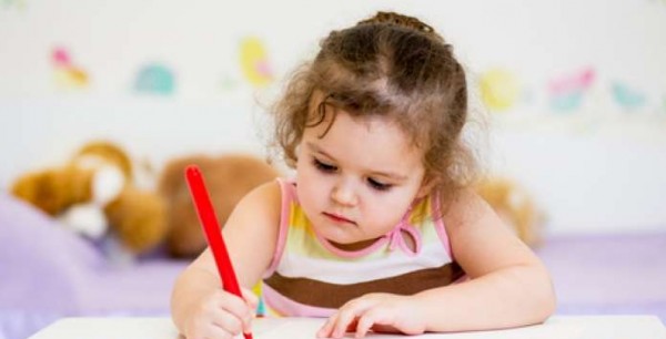 كيف أساعد طفلي على إمساك القلم بشكل صحيح؟