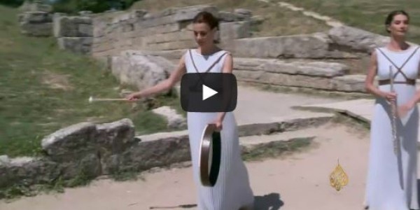 شعلة الأولمبياد تبدأ رحلتها من اليونان عبر مخيم للاجئين