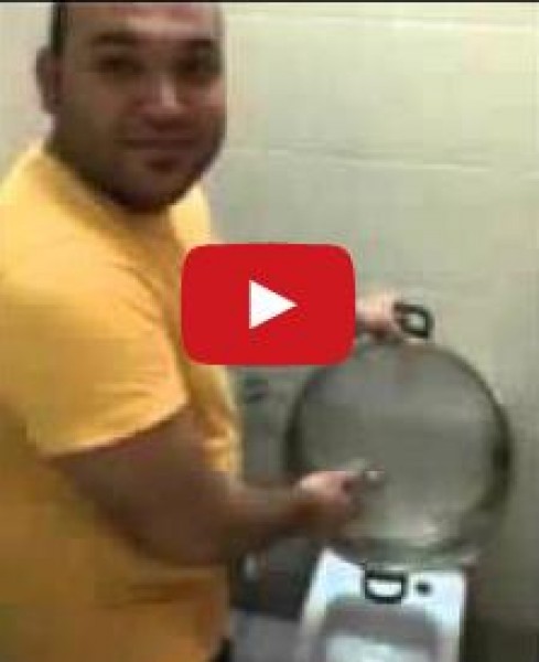 عامل يغسل أواني مطعم بـ"المرحاض"