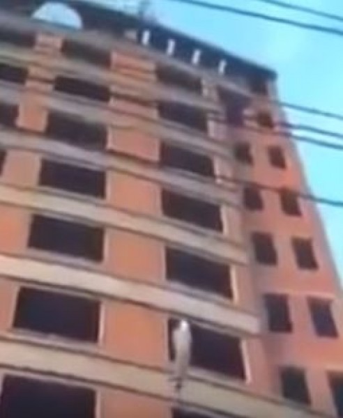 عامل بناء يصعد 11 طابقًا بطريقة مرعبة
