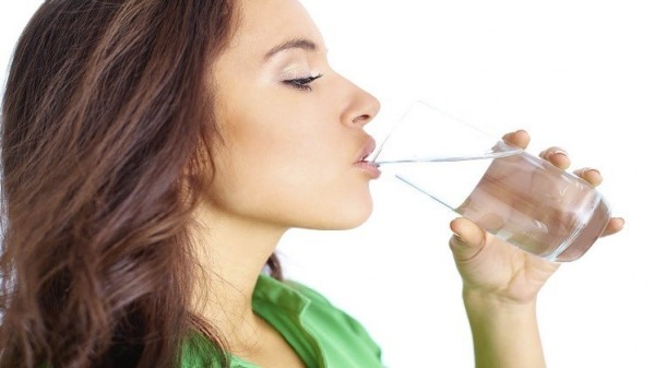 شرب الماء يجعل بشرة المرأة مشرقة ونقية!
