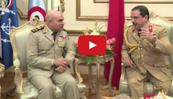 ملك البحرين بالزى العسكرى داخل مقر وزارة الدفاع المصرية