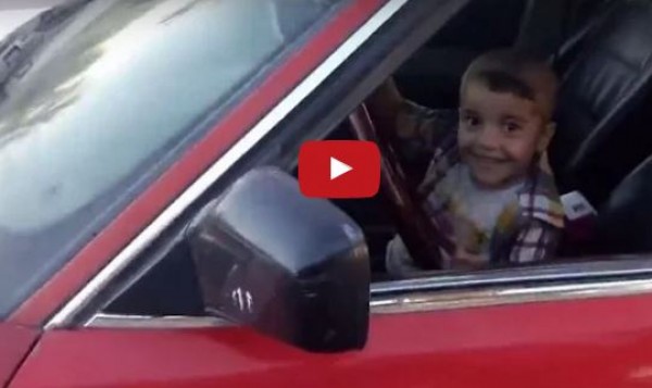 شاهد: العراقي ذو الثلاث سنوات يفعل الأعاجيب بالسيارة