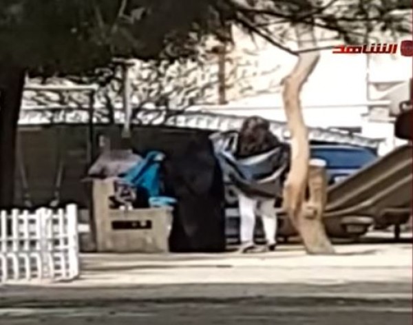 عارضة أزياء تتجول بين في الشوارع العامة في الكويت