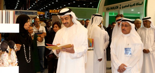 صور..مشاركة وتوقيع كتب لمركز سلطان بن زايد في معرض ابوظبي للكتاب
