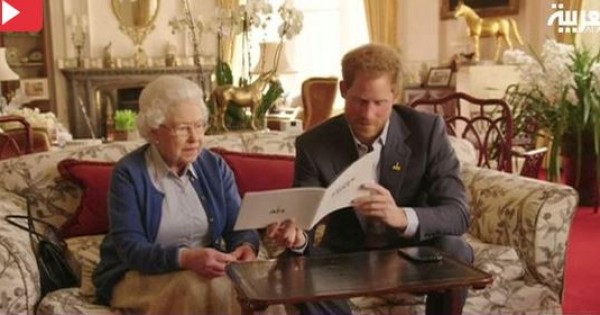 بالفيديو: مقطع ساخر يجمع الملكة إليزابيث وحفيدها وأوباما وزوجته
