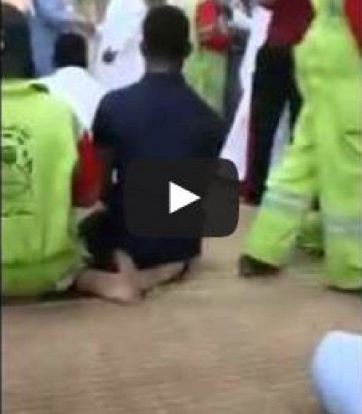 سعوديون يعزون عامل نظافة في وفاة والده