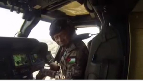 فيديو: الملك عبدالله يقود الطائرة بنفسه فوق عمان ليحقق حلم اطفال مصابين بالسرطان