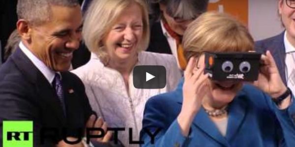 شاهد: أوباما يمازح ميركل بنظارات الواقع الافتراضي