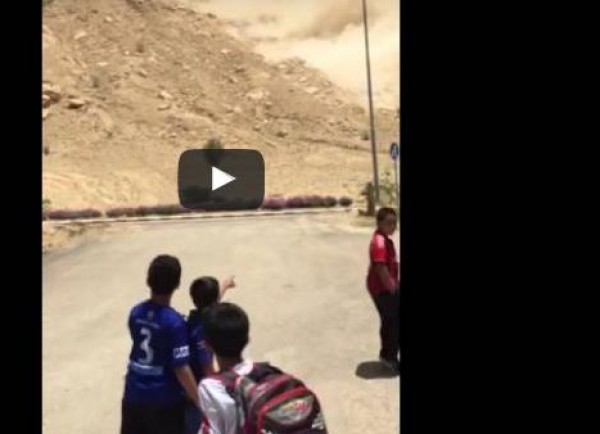 بالفيديو.. لحظة انهيار جبل بالقرب من مدرسة ابتدائية