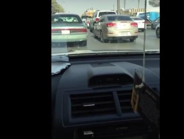 بالفيديو: عراك شديد بين قائدي سيارتين على الطريق السريع في الرياض