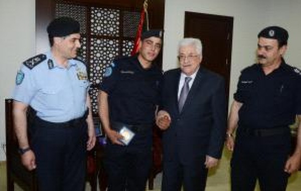 الرئيس محمود عباس يشيد بالدور الذي تقوم به الشرطة