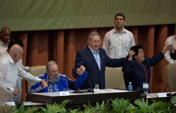 شعث وعودة يرحبان بإعادة انتخاب راؤول كاسترو رئيساً لكوبا  وأمينا عاما للحزب الشيوعي الكوبي