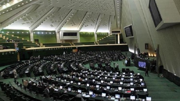 رجال الدين أقل من النساء بمجلس الشورى الإيراني
