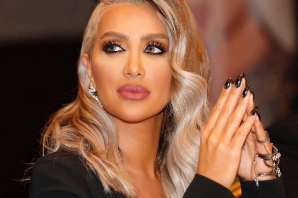 بالصور مايا دياب تلعب كرة القدم ببنطلون جريء جداً