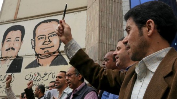 الشرطة المصرية "تقتحم" مقر نقابة الصحفيين للقبض على صحفييْن بتهمة "زعزعة استقرار البلاد"