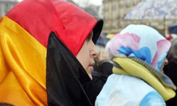 استطلاع: 51% من الألمان يريدون حظر الحجاب في المدارس