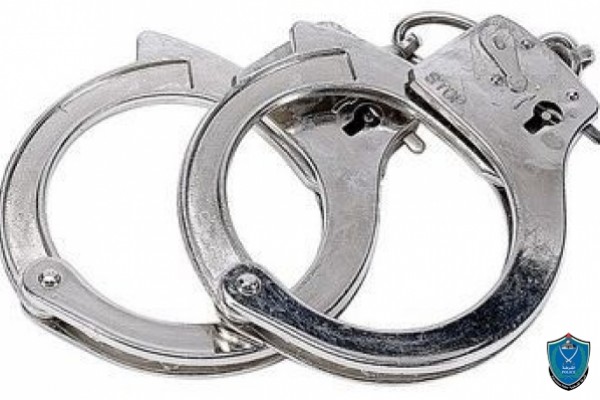 الشرطة تقبض على 3 أشخاص بتهمة حيازة مواد مخدرة في نابلس