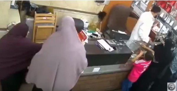 إمرأتان محجبتان تسرقان محل للذهب