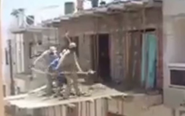شاهد كيف يعمل يقوم عمال البناء بالعمل في الهند