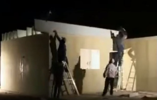 شاهد كيف يتم تركيب منزل من طابقين في الإمارات بدون الحاجة للبناء في موقع العمل