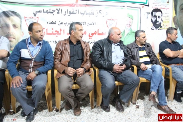 وفد من بلدية يطا يزور خيمة التضامن مع الأسير سامي الجنازرة
