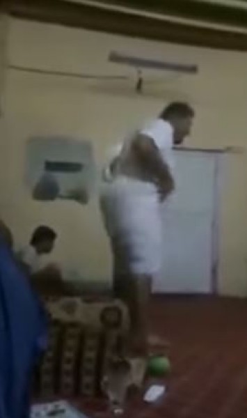 شاهد كيف يتفاعل مشجع كرة قدم مع فريقه من خلال مشاهدته في التلفاز