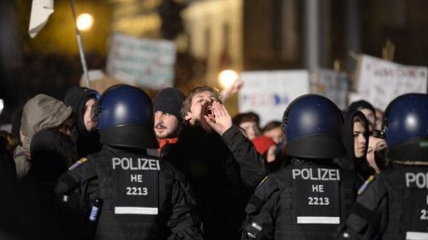 الشرطة الألمانية توقف 3 مصورين صحفيين