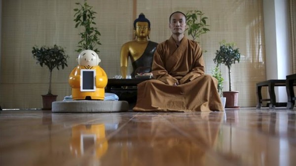 راهب روبوتي يجمع بين البوذية والعلم في معبد صيني