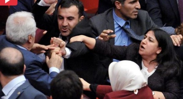 بالفيديو.. لكمات وعبوات مياه في البرلمان التركي