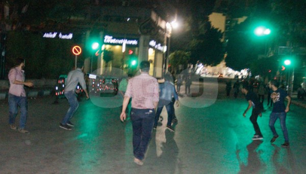 بالصور.. معتصمو نقابة الصحفيين يلعبون الكرة وسط حصار الأمن