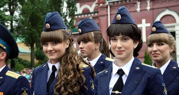بالصور.. "أجمل الفتيات" سلاح لشرطة الروسية