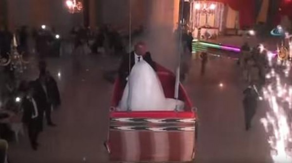 سقوط عروسين من قارب متحلق في حفل زفافهما