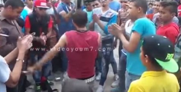 وصلة رقص لشباب بحديقة الحيوان والزائرون يلتفون حولهم