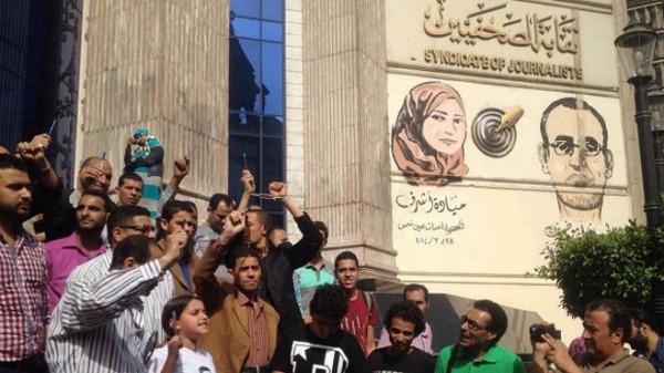 سلطات مصر تحقق مع صحفيين أثار اعتقالهما ضجة