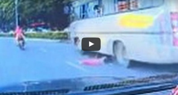 بالفيديو: لحظة سقوط طفلة من شباك حافلة