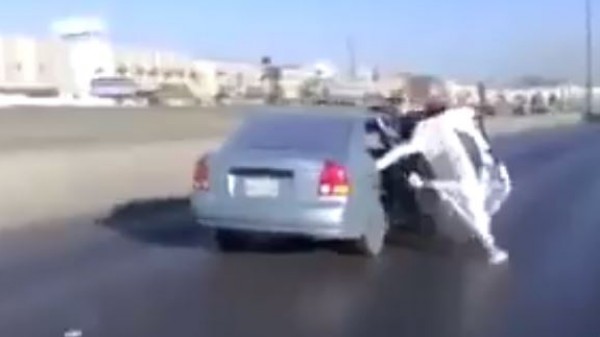 جنون الشباب في قيادة السيارات والحراكات البهلوانية