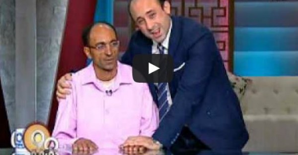مذيع «90 دقيقة» يقبل رأس عامل مطار الأقصرعلى الهواء