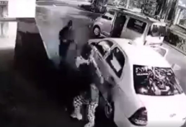 يبدو أن هذه المرأة زوجة جاكي شان