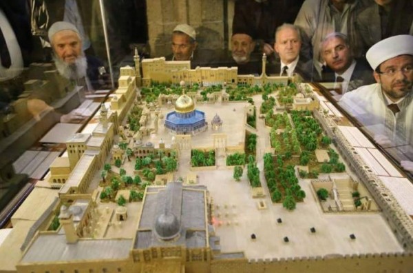 شاب تركي يصنع مجسم للمسجد الأقصى من تراب القدس