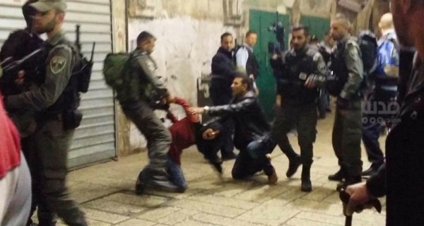 الاحتلال يعتقل فلسطبنية بحوزتها سكين في القدس العتيقة